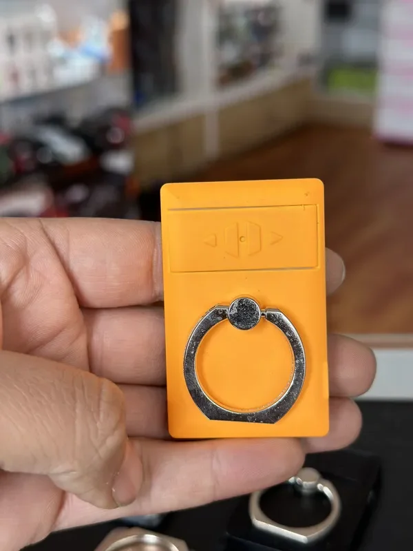 Anillo para celular con encendedor electrico