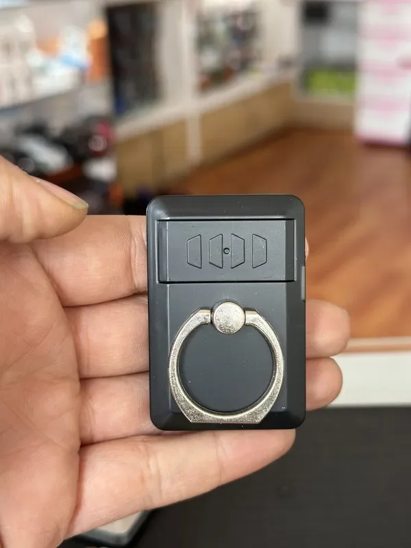 Anillo para celular con encendedor electrico