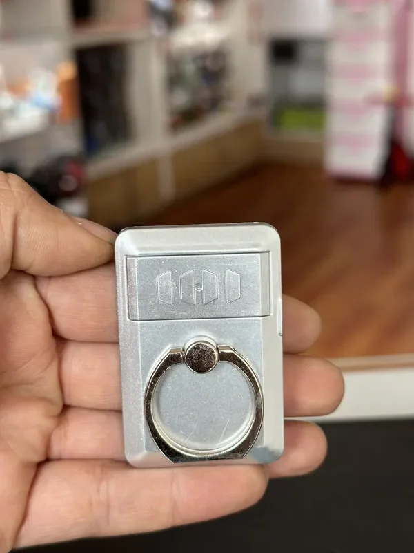 Anillo para celular con encendedor electrico