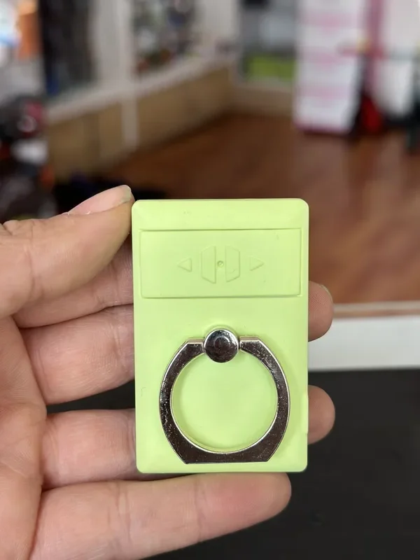 Anillo para celular con encendedor electrico