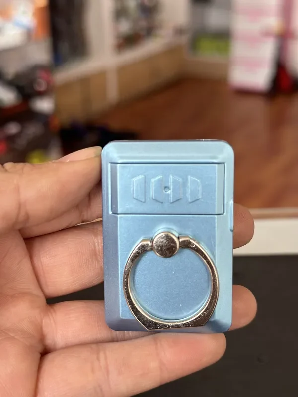 Anillo para celular con encendedor electrico