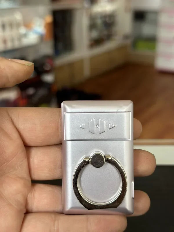Anillo para celular con encendedor electrico